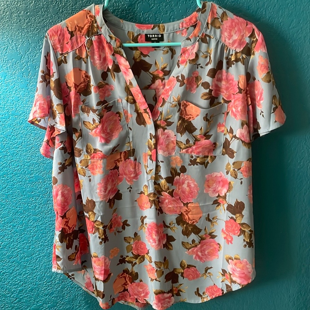 Lovely floral top, Torrid size zero, perfect transition piece